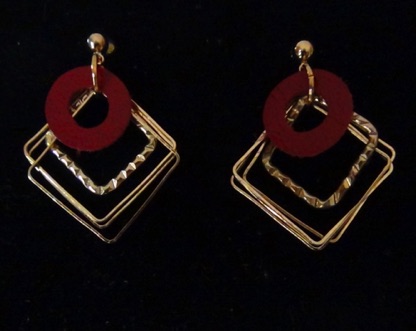 Square hoops with red
reclaimed leather & gold-toned metal
1.5" long by 1" wide
$22