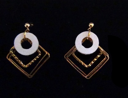 Square hoops with white
reclaimed leather & gold-toned metal
1.5" long by 1" wide
$22